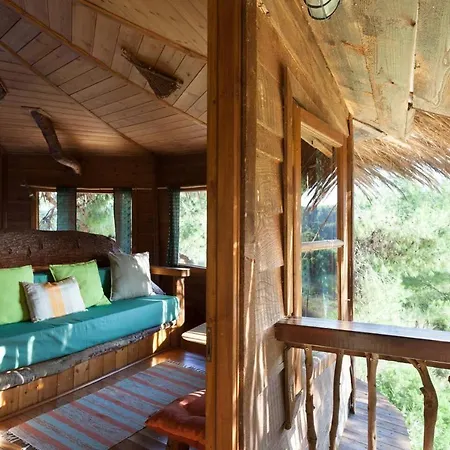 Stunning Treehouse 10 Mins From Sandy Beaches Prázdninový dům Amaliada